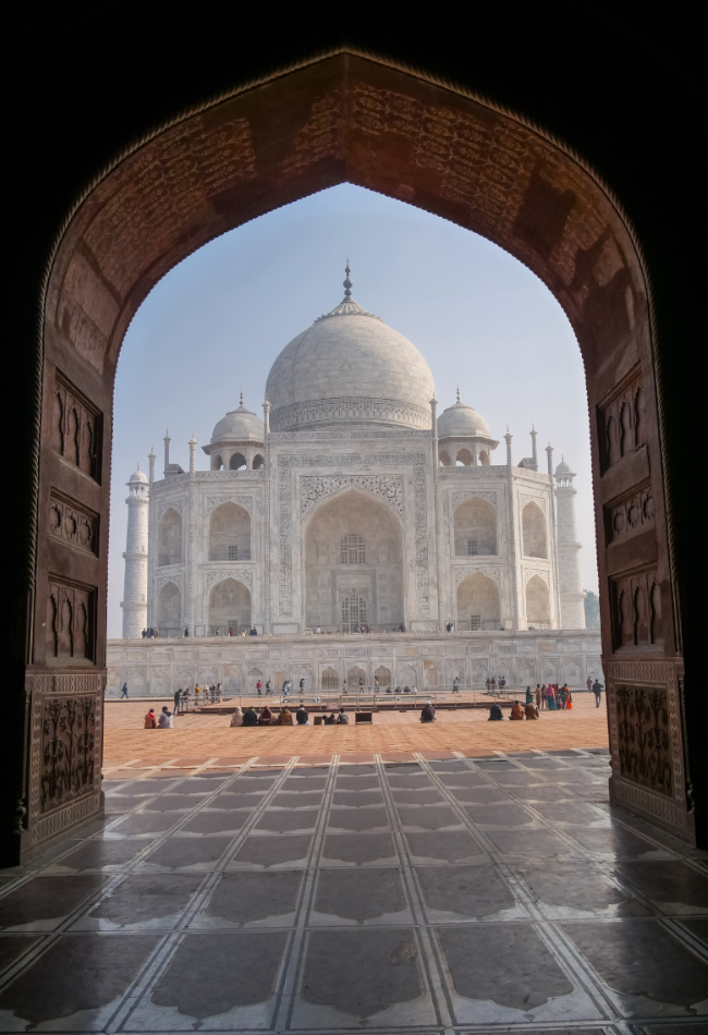 Vue centrale du Taj Mahal depuis la mosquée