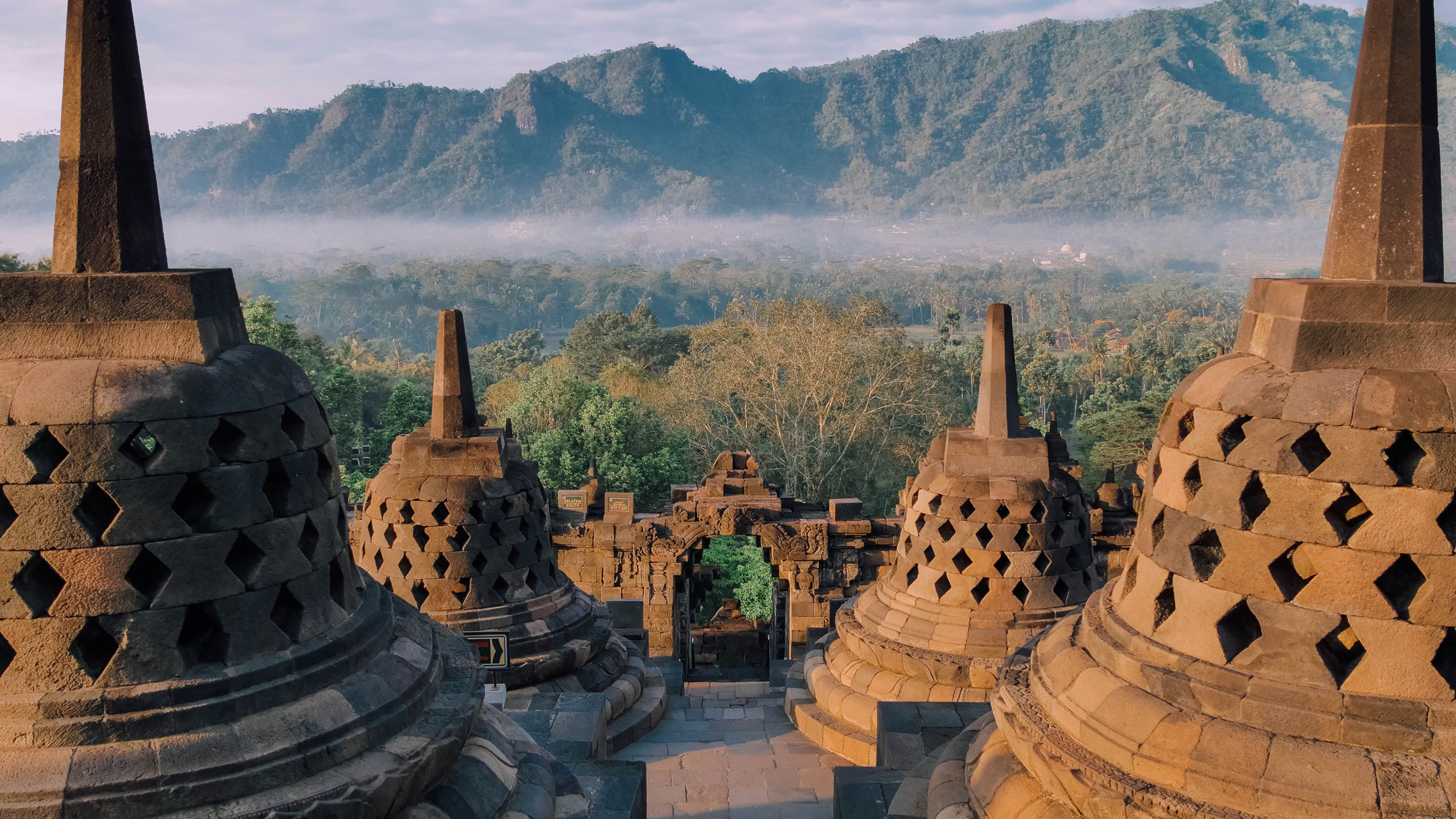 Vue des cloches de Borobudur forêt