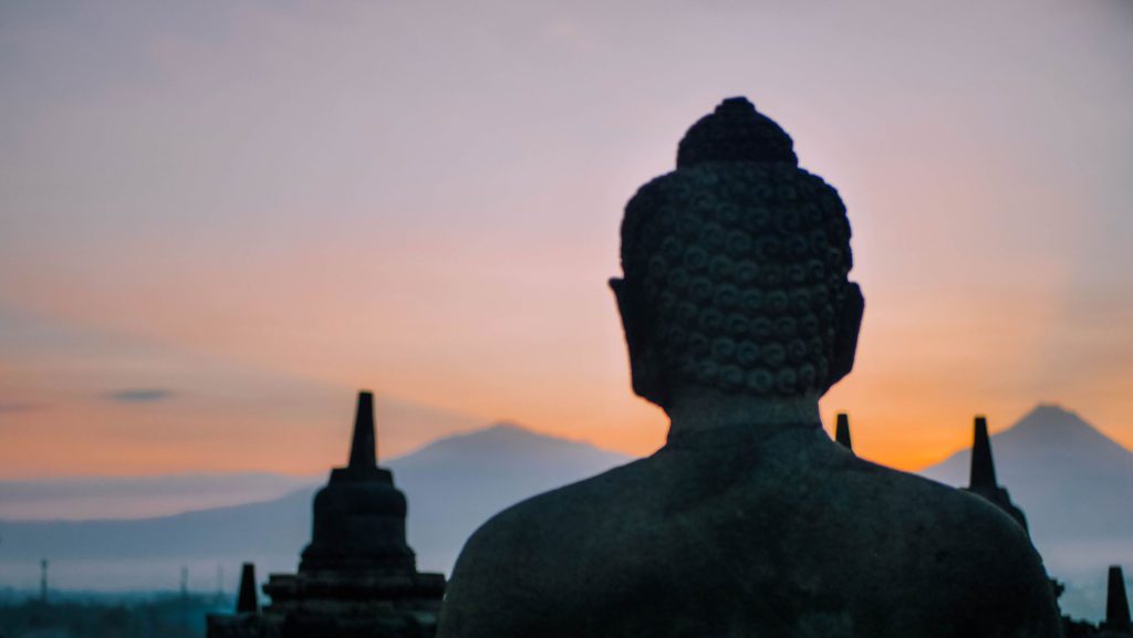 Buddha de Borobudur face au lever de soleil