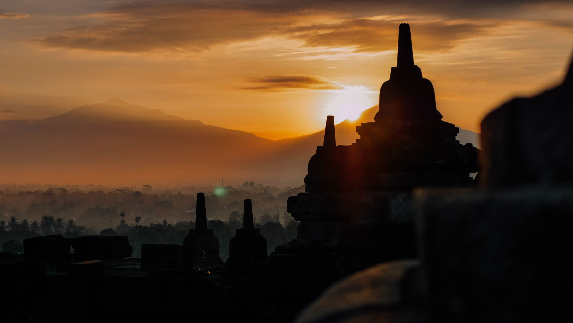 Soleil perçant sur le temple de Borobudur
