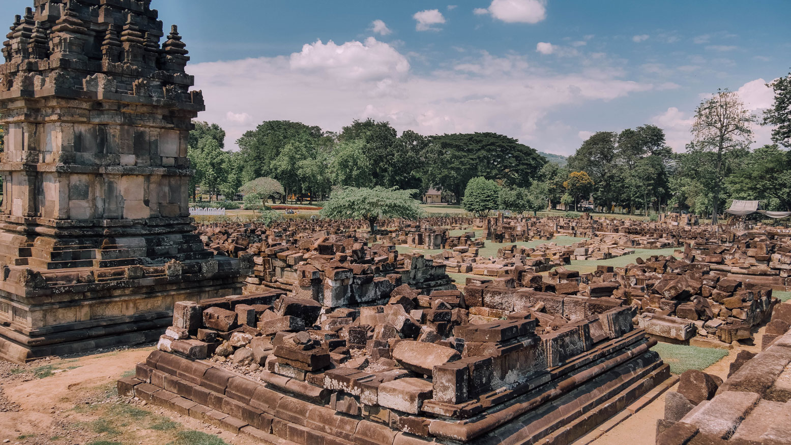 Débris des temples de Prambanan