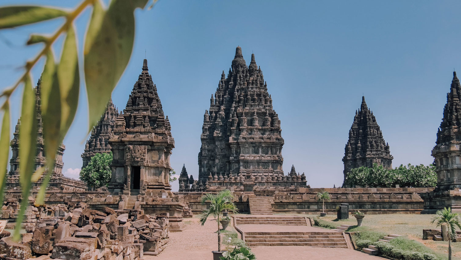 Débris des temples et temples de prambanan