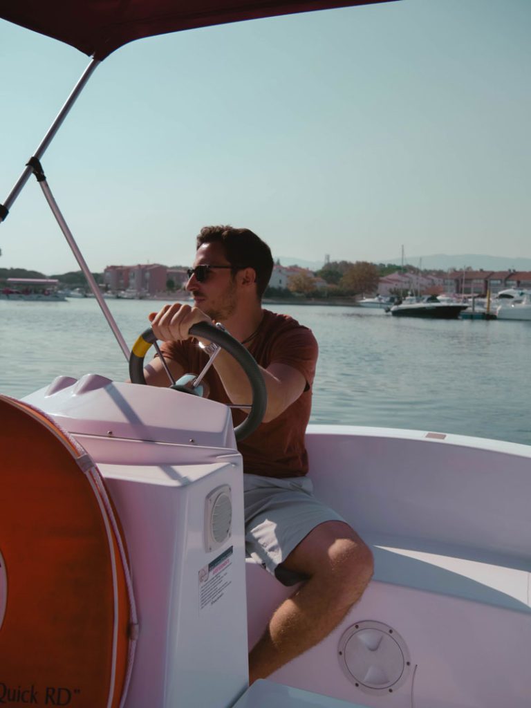 Choses à faire à saint-cyprien : Balade en bateau électrique